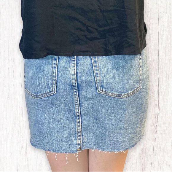 NWT Wild Fable Women's Sz 2 Jean Mini Skirt Light Wash Denim Raw Hem New - Picture 6 of 10